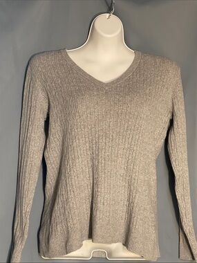 V-Neck Cable Rib Sweater in Light Gray